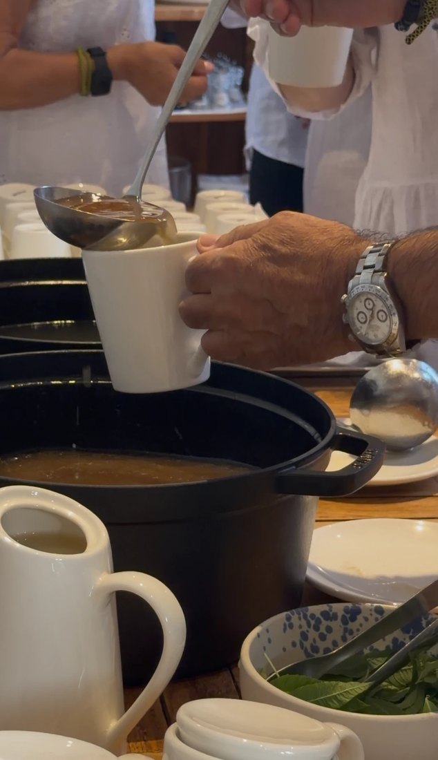 Il brodo caldo, servito in tazza